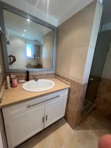 une salle de bain avec lavabo et douche dans l'établissement classy new 2 bedrooms 2 bathrooms apartment at Domina coral bay sea view with everything you need, à Charm el-Cheikh