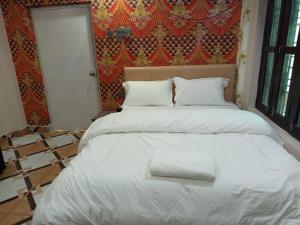 Un pat sau paturi într-o cameră la Hotel Dev Inn