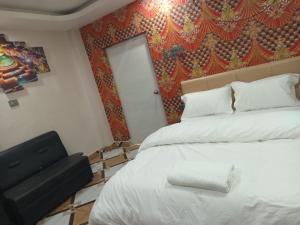 Un pat sau paturi într-o cameră la Hotel Dev Inn