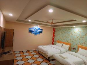 Un pat sau paturi într-o cameră la Hotel Dev Inn