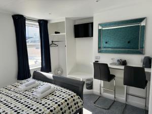 圣彼得港St Georges Guest House的一间带床、水槽和浴缸的卧室