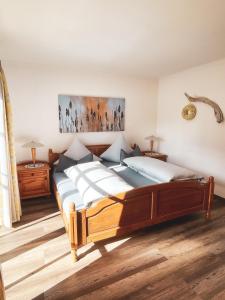 ein Schlafzimmer mit einem Bett und zwei Nachttischen in der Unterkunft Ferienwohnungen Kaiser Franz in Krün + 26 Fotos