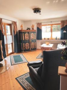 ein Wohnzimmer mit Sofa und Tisch in der Unterkunft Ferienwohnungen Kaiser Franz in Krün