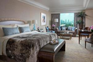 A bed or beds in a room at Hotel Mulia Senayan, Jakarta