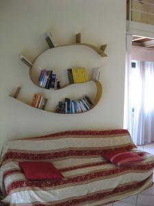 リミニにあるAppartamento sul Mareのベッドルーム1室(ベッド1台、壁掛け鏡付)