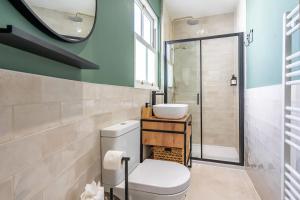un baño con inodoro y lavabo en Little Domus - With Hot Tub, en York
