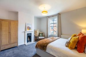 Un dormitorio con una cama y una chimenea. en Little Domus - With Hot Tub, en York 6 fotos más