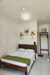 公主港Green Dale's Travellers Inn Puerto Princesa的房间里有一张大床的卧室