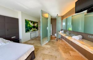 Posteľ alebo postele v izbe v ubytovaní Hotel Jardines de Uleta Suites