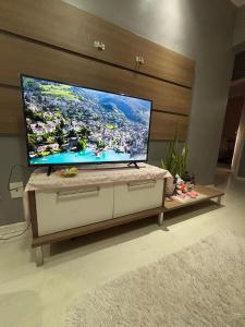 TV a/nebo společenská místnost v ubytování Apto dois quartos Px de tudo ideal pra cop