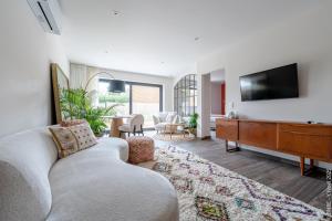 TV a/nebo společenská místnost v ubytování Sous la Houlette, Suites, Piscine intérieure et Sauna