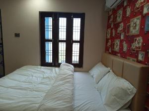 Un pat sau paturi într-o cameră la Hotel Dev Inn