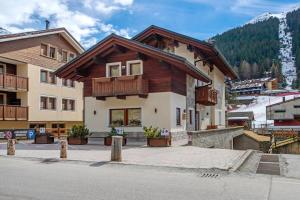 Cảnh núi rừng hoặc tầm nhìn ra núi từ nhà gỗ