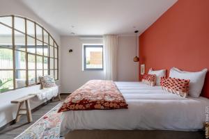 Postel nebo postele na pokoji v ubytování Sous la Houlette, Suites, Piscine intérieure et Sauna + 37 fotografií