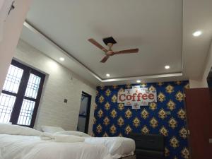 Un pat sau paturi într-o cameră la Hotel Dev Inn