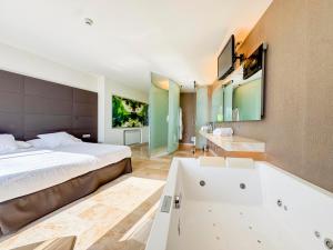 Posteľ alebo postele v izbe v ubytovaní Hotel Jardines de Uleta Suites