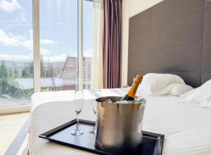 Posteľ alebo postele v izbe v ubytovaní Hotel Jardines de Uleta Suites