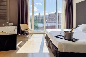 Posteľ alebo postele v izbe v ubytovaní Hotel Jardines de Uleta Suites