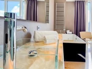 Posteľ alebo postele v izbe v ubytovaní Hotel Jardines de Uleta Suites