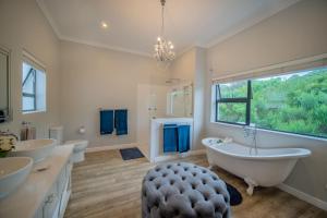 Un baño grande con dos lavabos y una bañera. en Diamond Cove, en St Francis Bay 39 fotos más