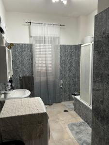 Ένα μπάνιο στο L'H REBIRTH Home