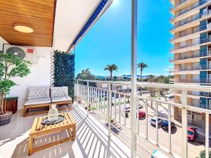 einen Balkon mit einem Sofa und Stadtblick in der Unterkunft Mar de Cristal Apartment - 6410 in Mar de Cristal
