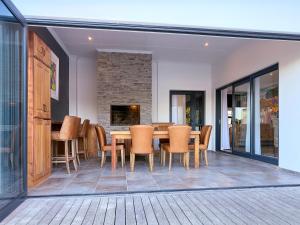 Un comedor con mesa y sillas en Diamond Cove, en St Francis Bay