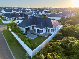 una vista aérea de una casa con casas en Diamond Cove, en St Francis Bay