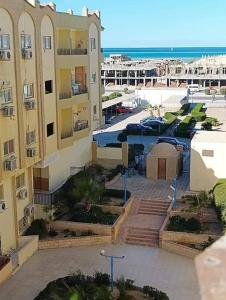a view of a parking lot in front of a building at كمبوند سكاي 2 in Hurghada +6 photos