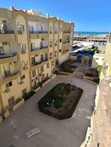 an aerial view of a large building with a courtyard at كمبوند سكاي 2 in Hurghada