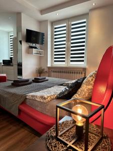Televízia a/alebo spoločenská miestnosť v ubytovaní Apartament Centrum Chmielna 73c