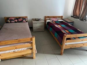 una camera con due letti e un comodino di Poletti a Wemmel