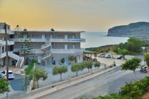 Vista ariale di un edificio con vista sull'oceano di Falassarna Beach studios&apartments a Falasarna
