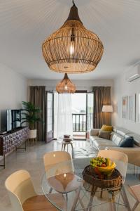 salon z kanapą i stołem w obiekcie Lanzarote Villa Ascanio w mieście Playa Blanca +35 zdjęć