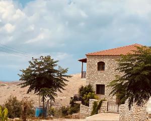 una casa in pietra in mezzo a una montagna di Lila view a Qeparo