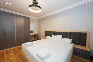 Postel nebo postele na pokoji v ubytování Elegant 2BR Near Airport
