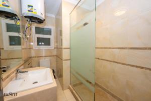 Koupelna v ubytování Elegant 2BR Near Airport + 6 fotografií