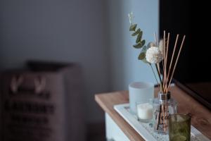 シュコダルにあるFriends Hotelの花瓶・ろうそく台