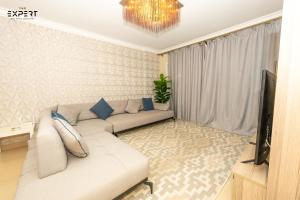 Posezení v ubytování Elegant 2BR Near Airport