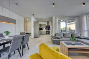 una sala de estar con un sofá y una mesa en Monika&Jozsef, en Poreč