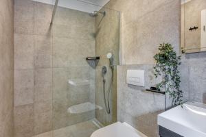 Un baño con ducha, inodoro y lavabo. en Monika&Jozsef, en Poreč 34 fotos más