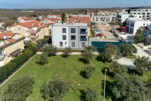 una vista aérea de una ciudad con un parque en Monika&Jozsef, en Poreč