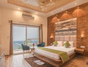 Postel nebo postele na pokoji v ubytování LakeView Kasauli Cottage