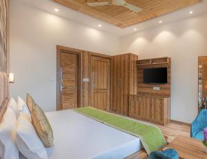 TV a/nebo společenská místnost v ubytování LakeView Kasauli Cottage