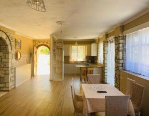 una cucina e una sala da pranzo con tavolo e sedie di Lila view a Qeparo
