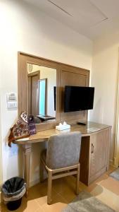A television and/or entertainment centre at Teba Hotel Ras Elbar