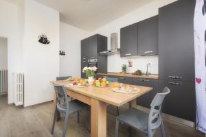 Kuchyň nebo kuchyňský kout v ubytování La Finestra su Guido Monaco