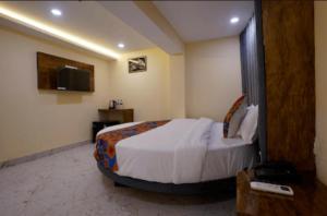 TV a/nebo společenská místnost v ubytování Hotel Crystal Goregaon West Link Road, Mumbai