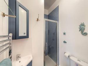 un bagno con doccia e lavandino di White Horses - Seaviews a Ilfracombe Altre 8 foto
