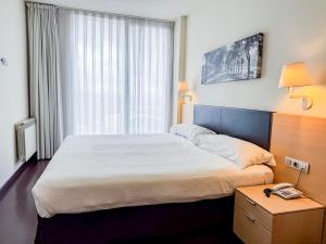 Posteľ alebo postele v izbe v ubytovaní Hotel Jardines de Uleta Suites